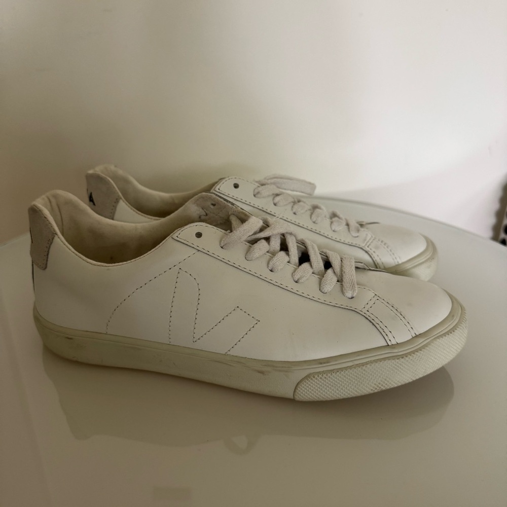 NWOB Veja Esplar Women’s White Sneakers